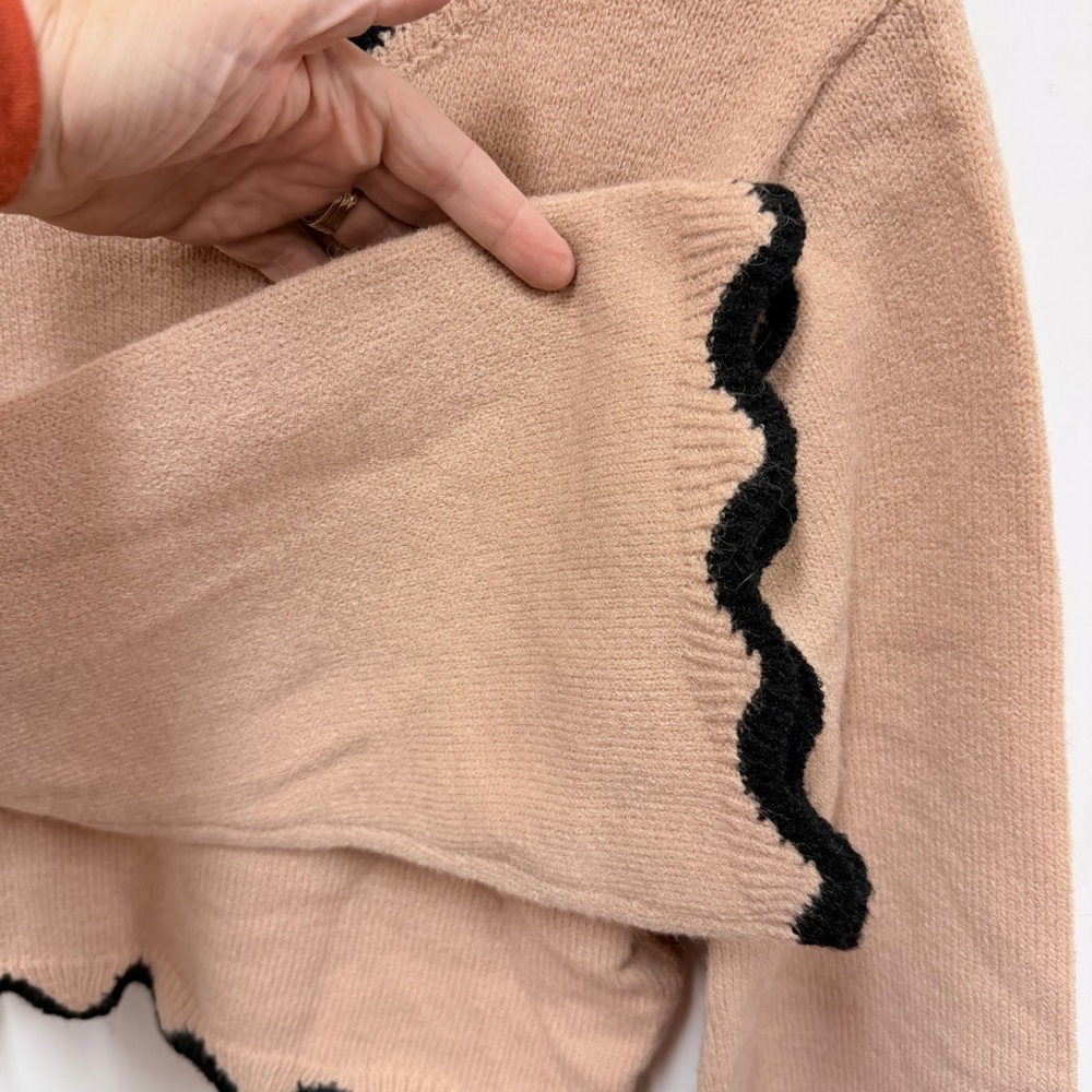 NWT Commense Contrast Wave Bow Sweater Cropped Tan and Black size medium - Picture 4 of 13